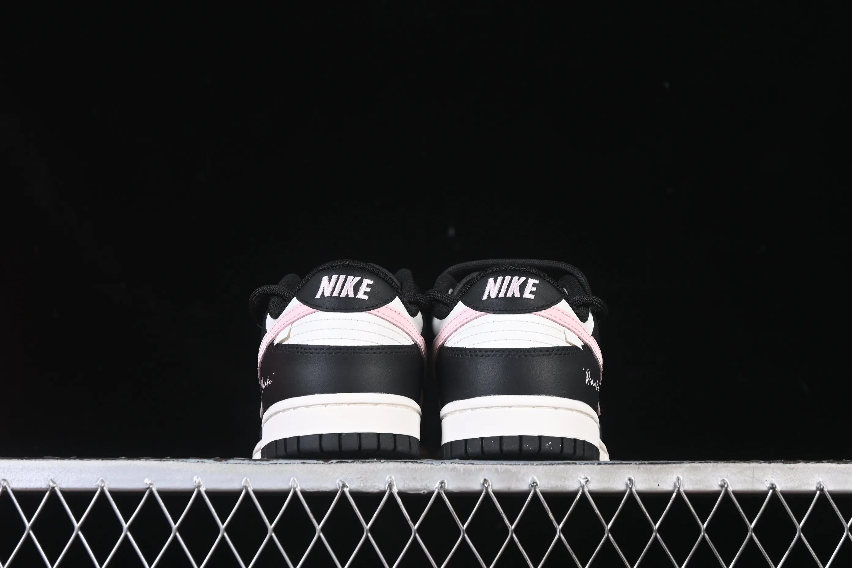 All Categories Nk SB Dunk Series Nk SB Dunk Low High-end Customized Low-top Shoes Nike SB Dunk Low "Just Do it" Valentine's Day Strap Anniversary High-end Customized Low-top Casual Shoes BP0510-050